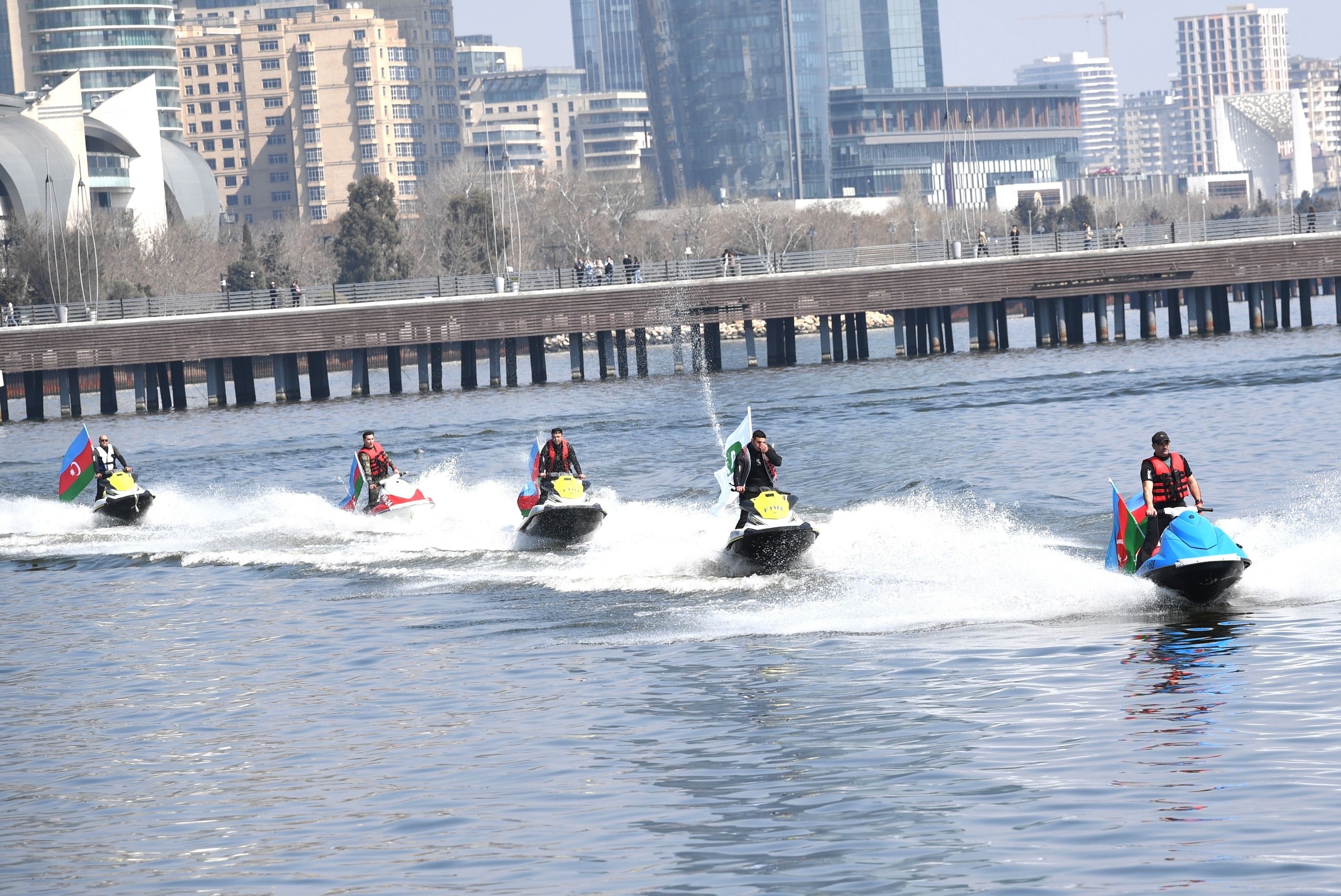Bakıda Xəzərin suları avarçəkmə və yelkənli qayıqlarla bəzəndi (FOTO)